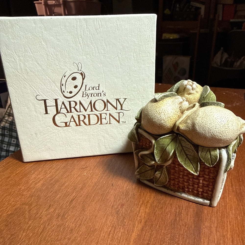 Harmony Kingdom Garden~ Box Figurine ~ LEMON ~EDITION 1~ Lord Byron
